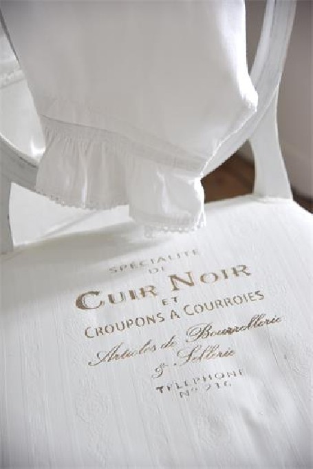 STENCIL CUIR NOIR